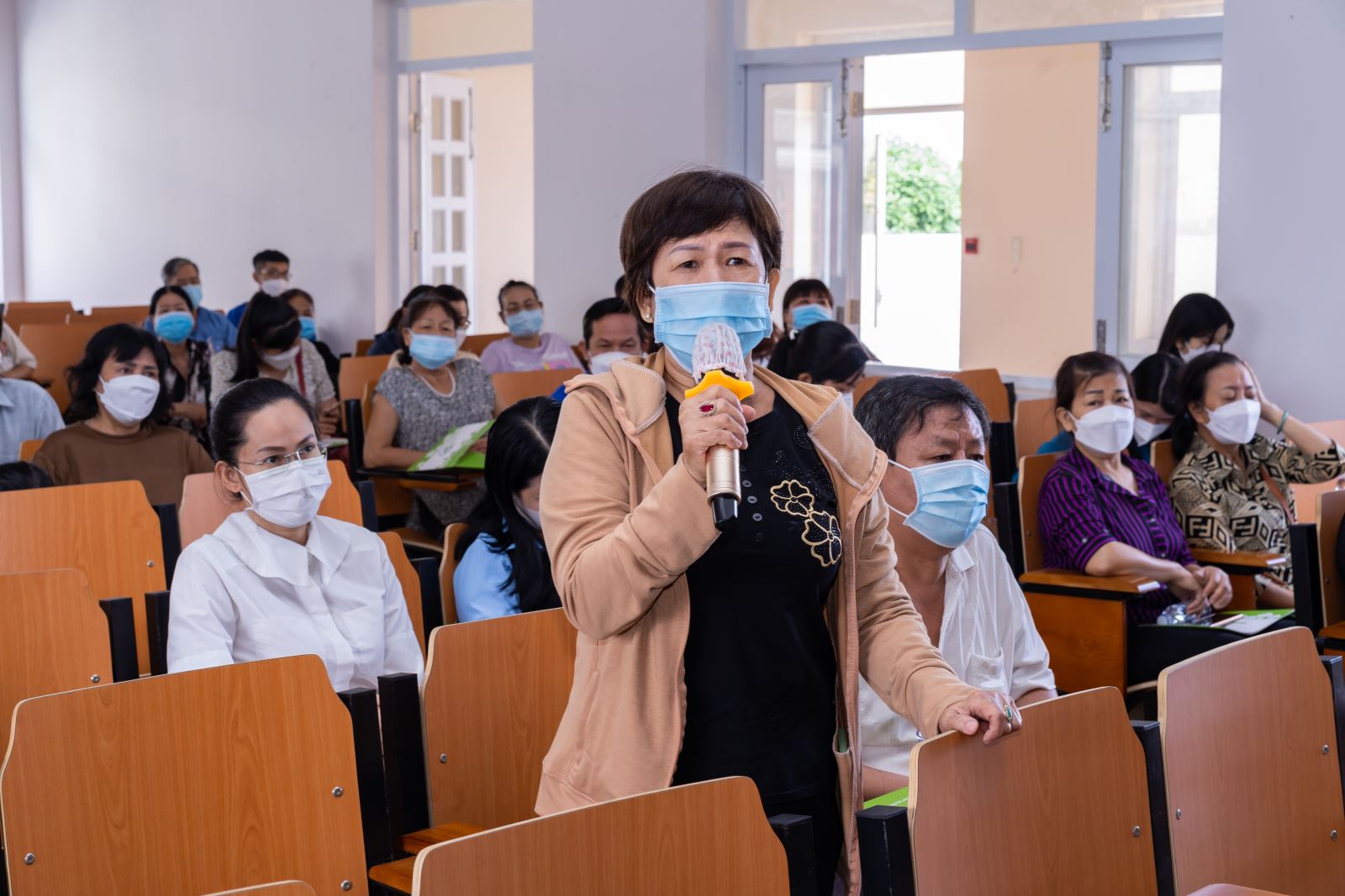 Đại diện hộ dân nêu kiến nghị với Cấp nước Trung An