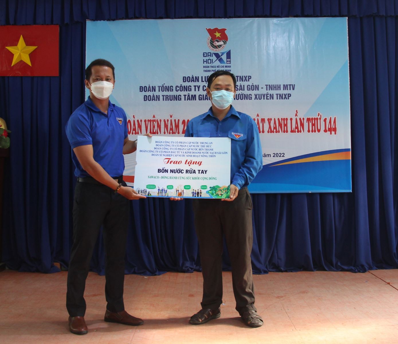 Ông Nguyễn Thanh Tâm Phó Bí thư Đoàn thanh niên (Trái) trao tặng Bồn nước rửa tay cho Trung tâm Giáo dục Thường Xuyên Thanh niên Xung Phong
